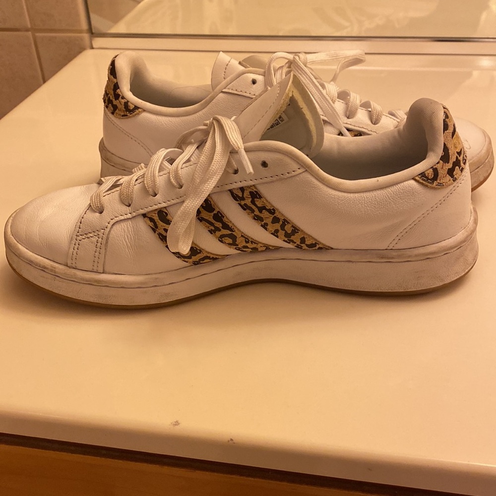 Adidas woman’s Cloudfoam Comfort Athletic Shoes with Cheetah stripe size 8.5 - Picture 5 of 9